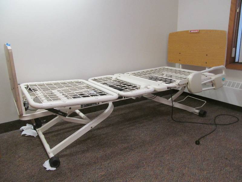 lot 213 image: Rm 31- Sunrise Medical Electric-No Mattress