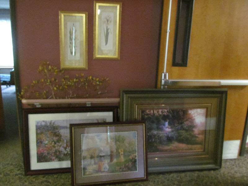 lot 229 image: Hall-Wall Dcor