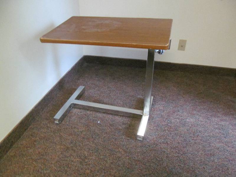lot 236 image: Rm 28-Adjustable tray