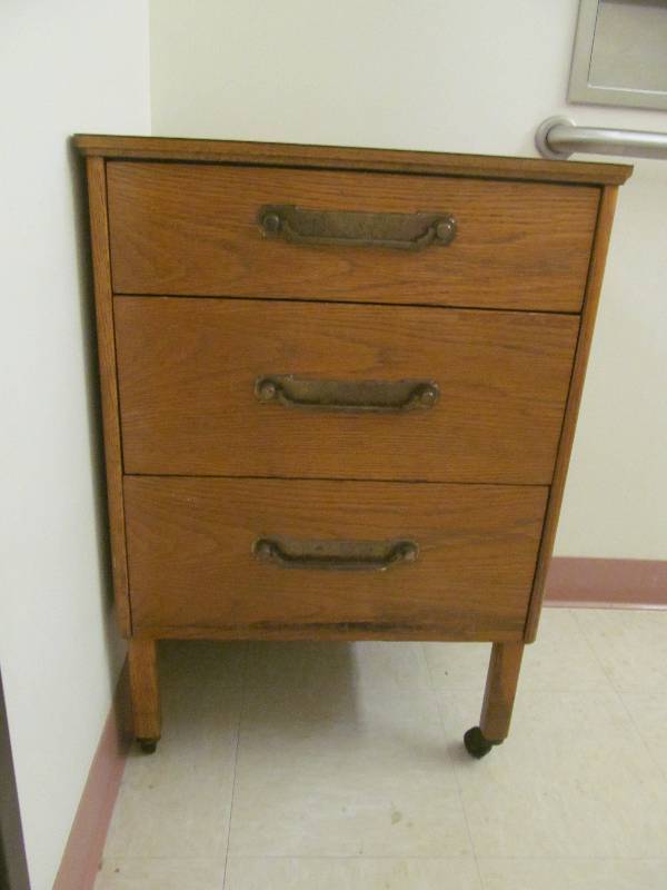 lot 237 image: Rm 28- 3 drawer cabinet on wheel