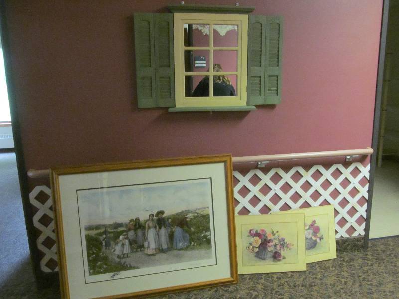 lot 248 image: Hall-Wall Dcor
