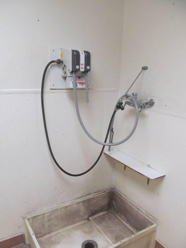 lot 249 image: Rm 3 Housekeeping- Ladder 6ft, hose, pressure washer, floor sink