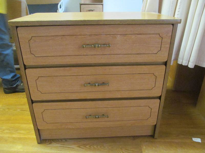 lot 264 image: Rm 25-Nightstand, 3 drawers
