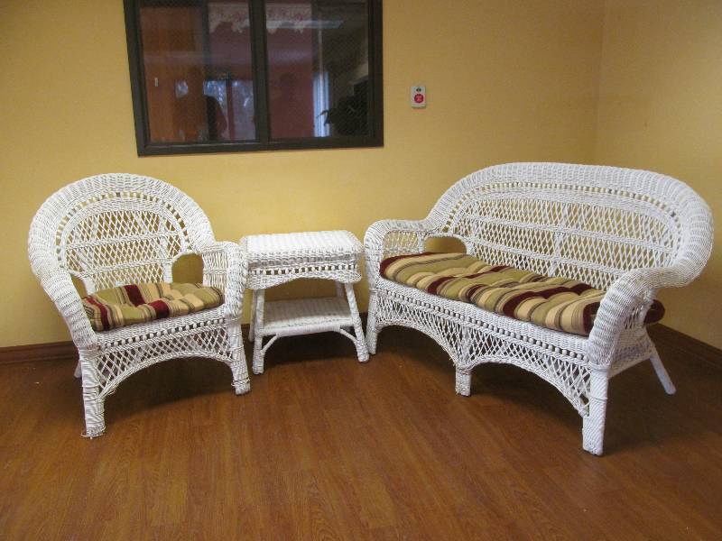 lot 270 image: Dining room-Wicker patio set