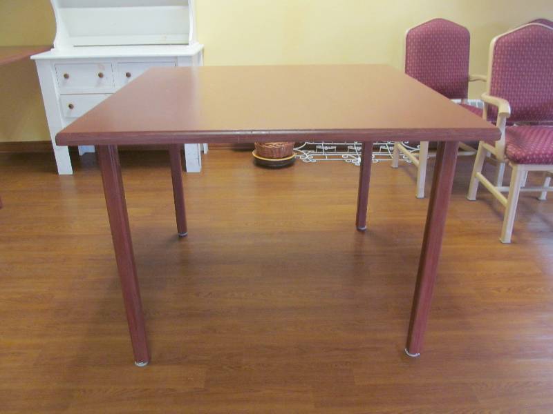 lot 275 image: Dining room-Square table