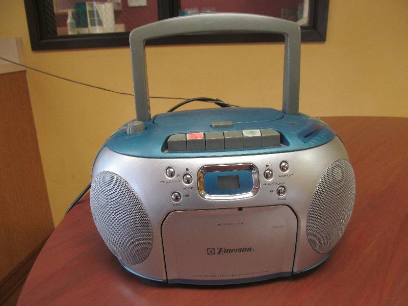 lot 282 image: Dining room-Emerson AMFM radio-CD player