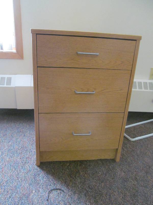 lot 295 image: Rm 24- 3 drawer nightstand