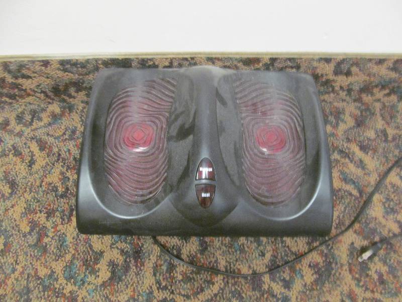 lot 303 image: Rm 24- Heat foot massager