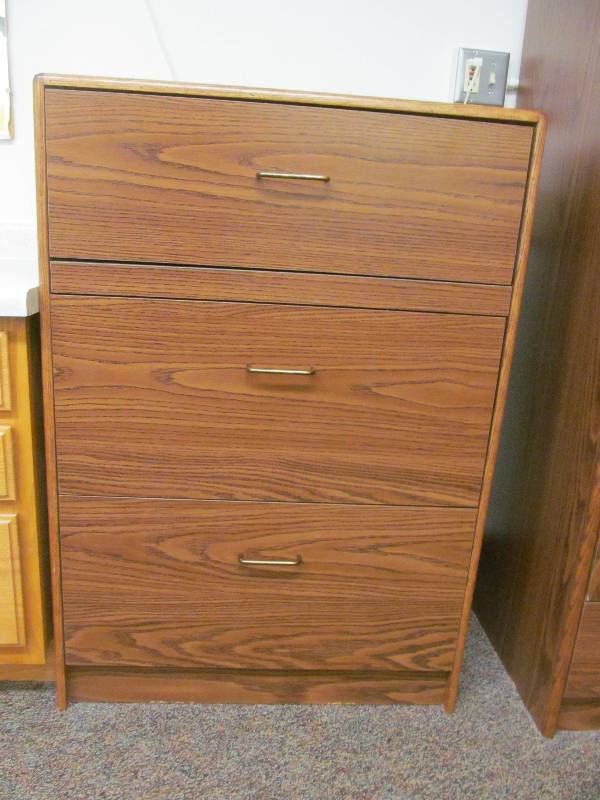 lot 320 image: Rm 22- Dresser-3 drawer