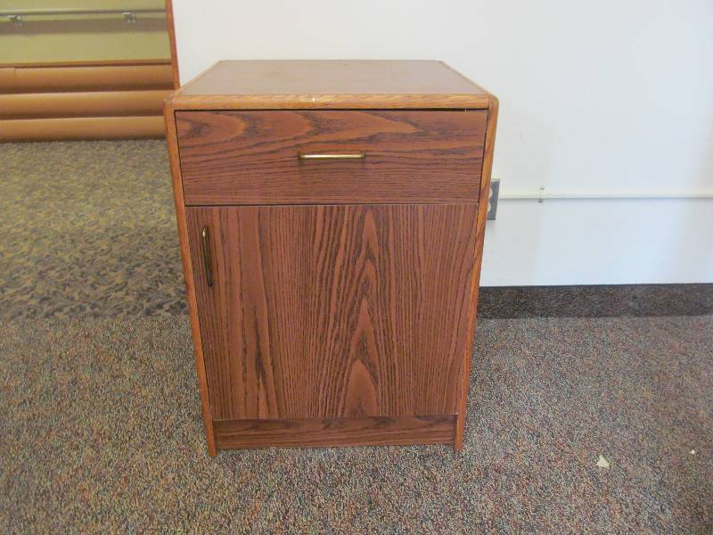 lot 326 image: Rm 21-Bedside table- 1 drawer-1 door