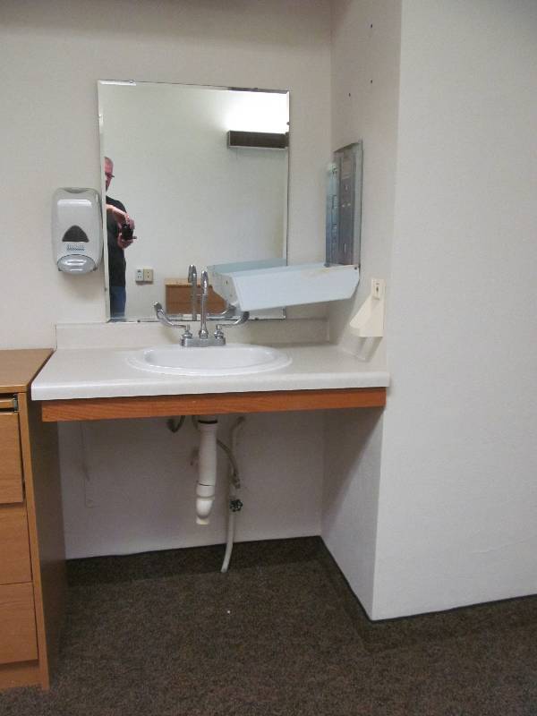 lot 336 image: (Rm 19) Vanity, mirror, soap dispenser, (23x36x34)
