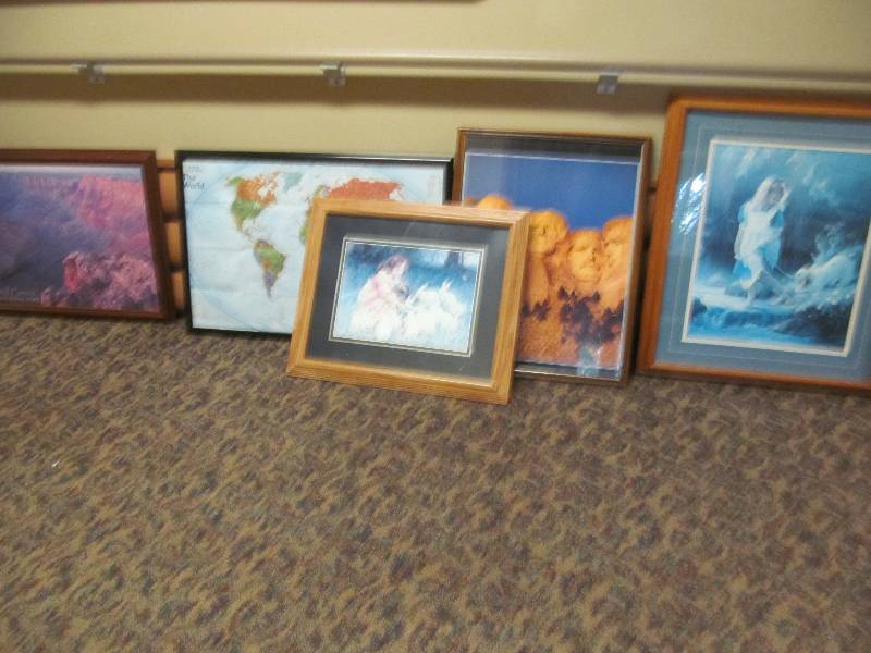 lot 338 image: (Hall) Wall Dcor, 5 pictures