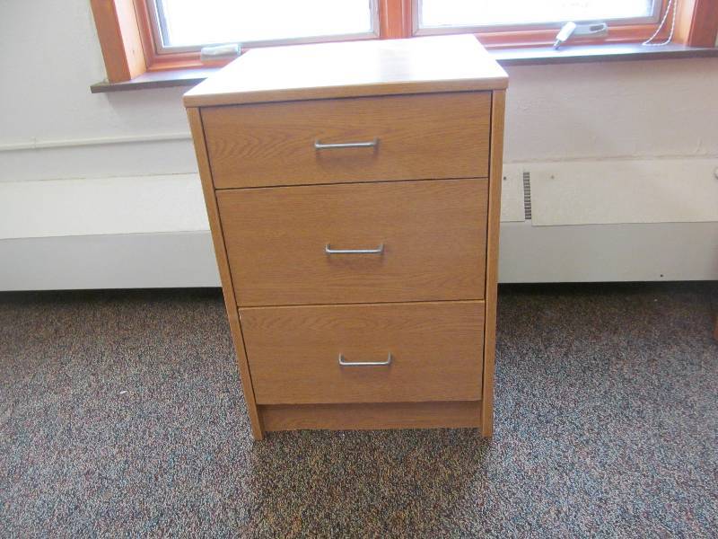 lot 349 image: (Rm 17) 3 Drawer Bedside Table
