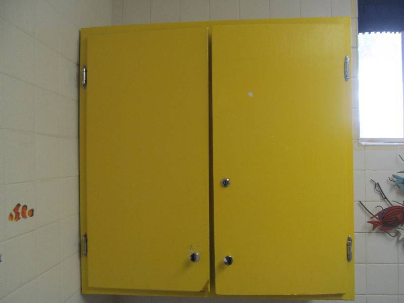 lot 364 image: (Tub 2) Wall cabinet, metal wall art fish dcor