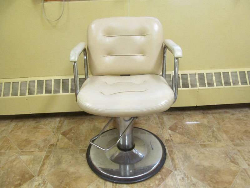 lot 370 image: (Hair Care) Hydraulic lift chair
