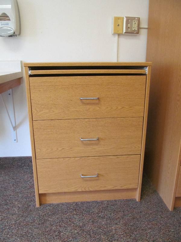 lot 386 image: (Rm 15) 3 drawer bedside table (20x26x34)