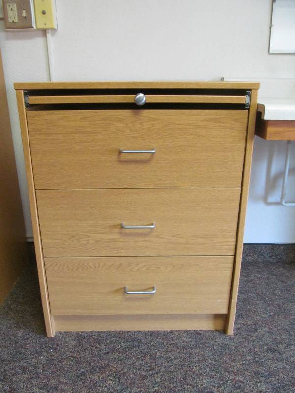 lot 392 image: (Rm 14) 3 drawer bedside table (20x26x34)