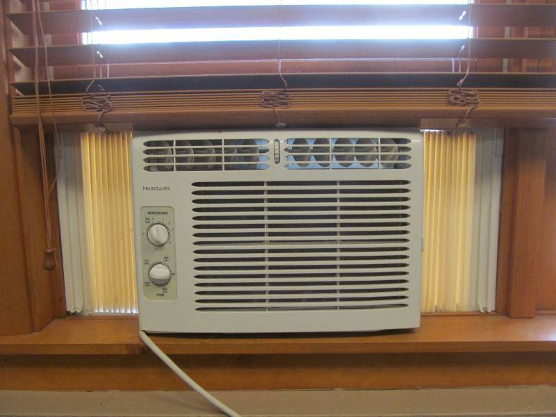 lot 399 image: #4 Office- AC Frigidaire Window Unit