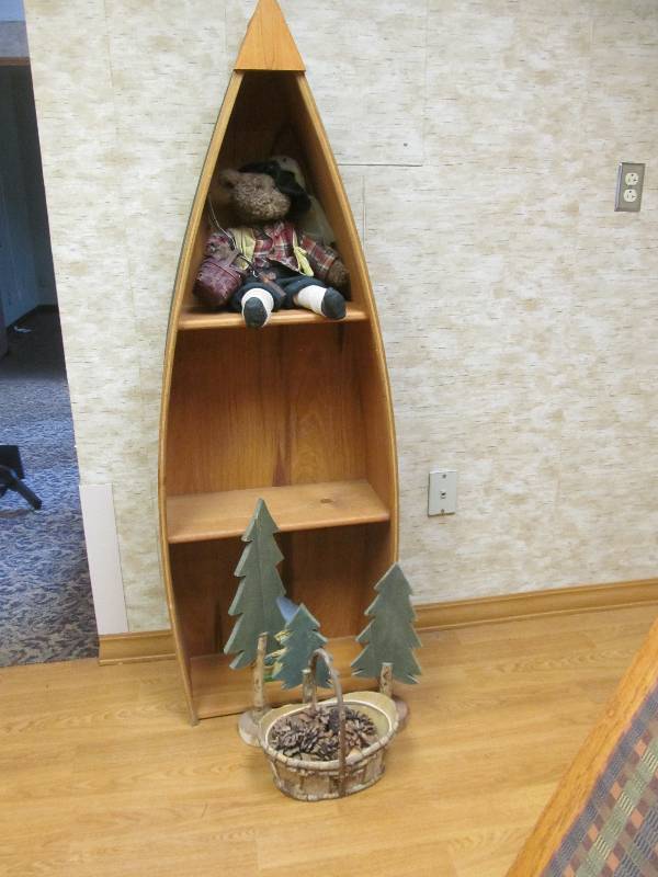 lot 403 image: Cleaning room-Canoe Shelf wwood tree, pinecone garland