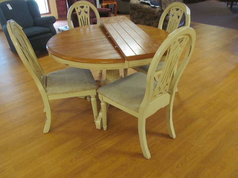 lot 419 image: Cleaning room-Vintage Round table w 4 chairs