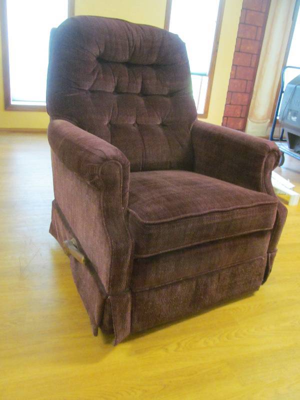 lot 421 image: Cleaning room-Rocker Recliner