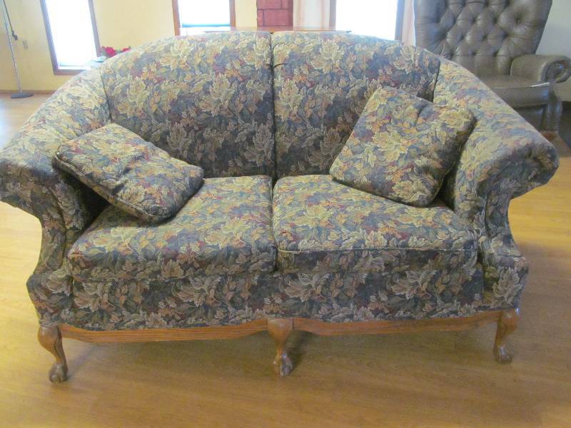 lot 425 image: Cleaning room-Beautiful floral loveseat-wclaw feed