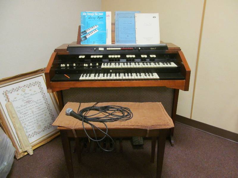 lot 432 image: Cleaning room-Hammond Rhythm 2 bench microphone music