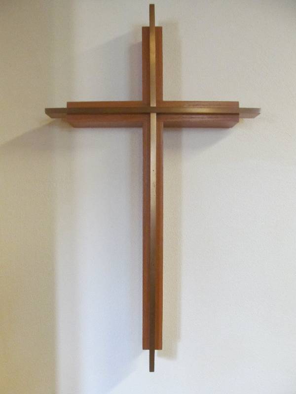 lot 435 image: Cleaning room-Cross wall hanging