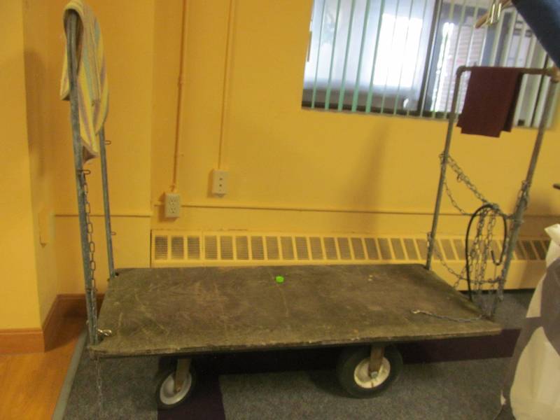 lot 439 image: Cleaning room-Folding chair cart
