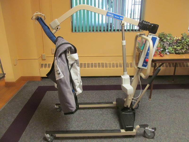 lot 440 image: Cleaning room-Invacare Reliant 450 Hoyer Lift