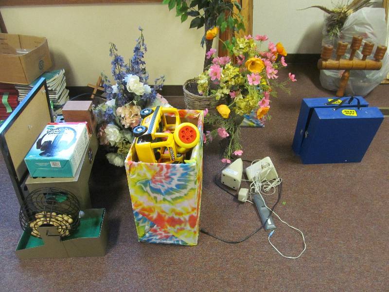 lot 442 image: Cleaning room-Group of activity items