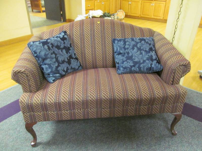 lot 448 image: Cleaning room-Love seat