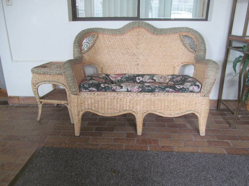 lot 453 image: Cleaning room-Wicker patio set