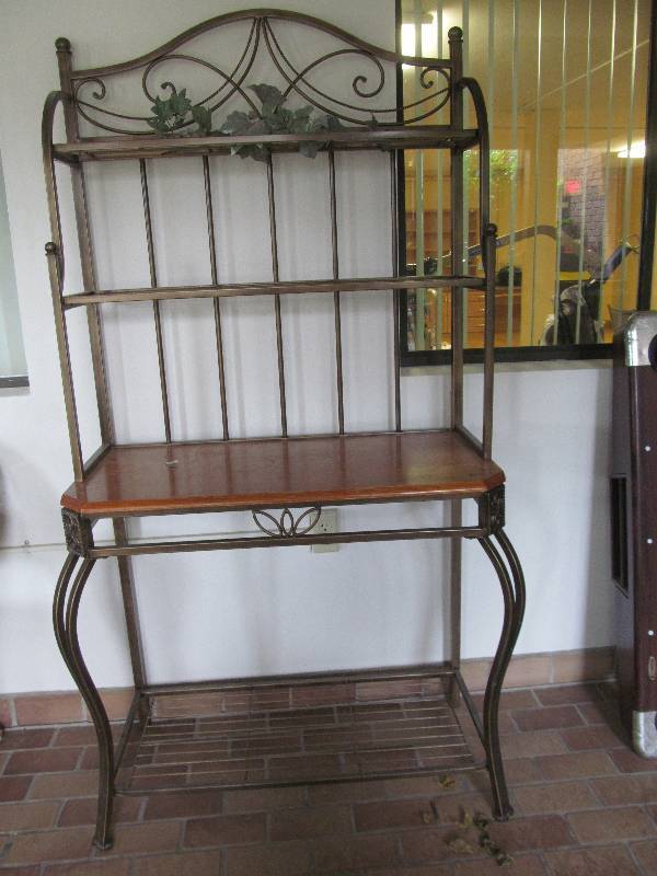 lot 454 image: Cleaning room-Bakers Rack