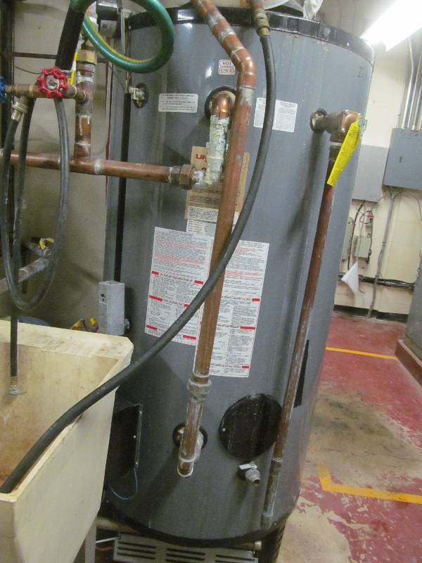 lot 462 image: Cleaning room-Commercial water heater 100 gal.