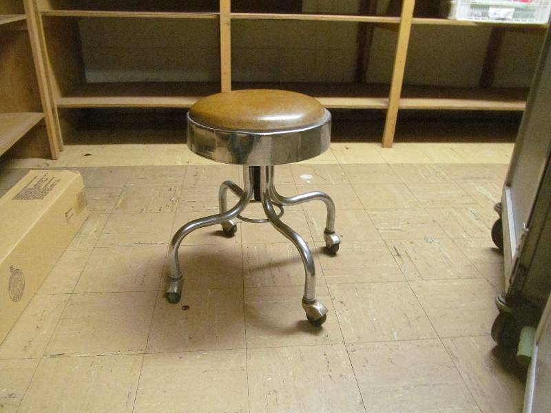 lot 473 image: Office 4- brown stool