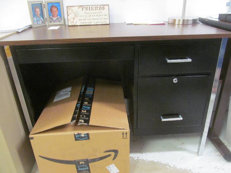 lot 497 image: B2-3 drawer metal desk (20x40x28)
