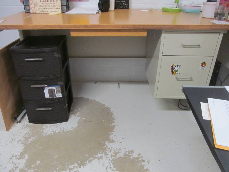 lot 498 image: B2- 2 drawer desk (60x30x30)