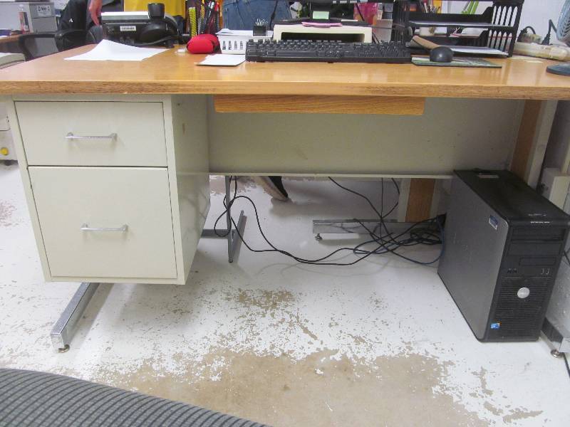 lot 499 image: B2- 2 drawer desk (60x30x30)