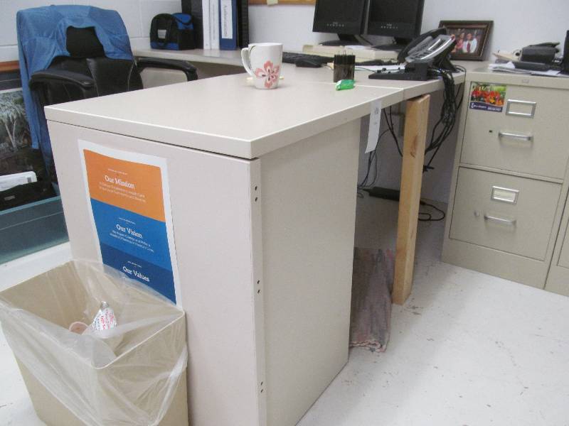 lot 500 image: B2- Corner desk (72x24x29)