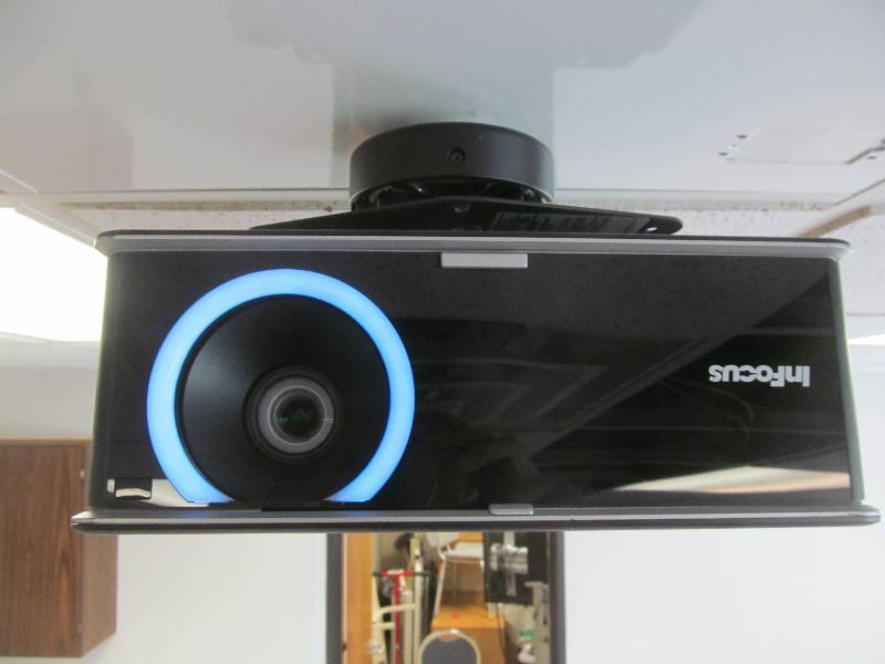 lot 508 image: B2- In Focus projector, In Focus projector screen (100x74)