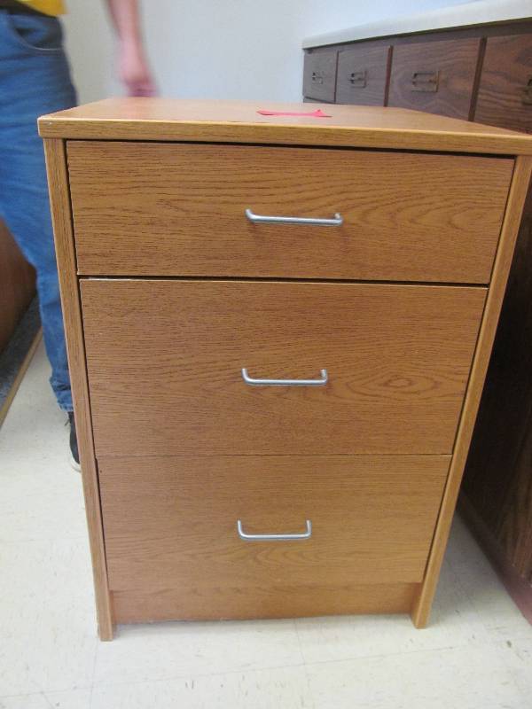 lot 516 image: B2- Bedside tables (20x20x29)
