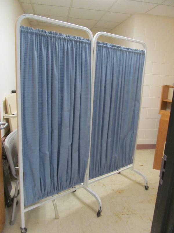 lot 518 image: B2- Vintage room divider (32x28x70)
