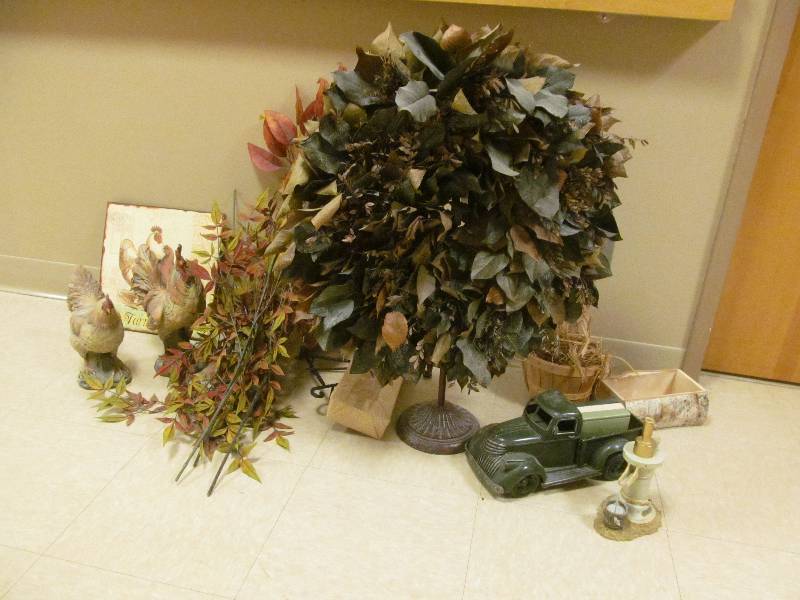 lot 524 image: B2- Dcor wreath, truck, lighthouse, chicken foliage