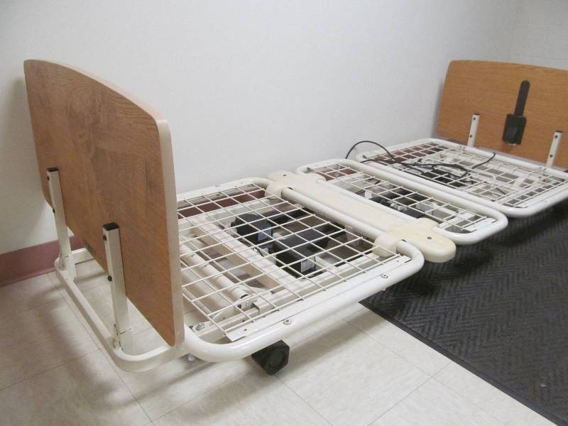 lot 573 image: Basement #2-Electric Lift Beds