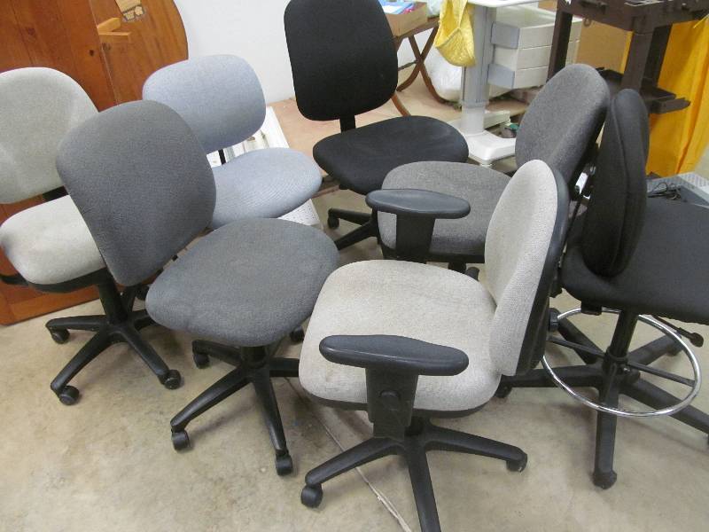 lot 578 image: Basement #2-Group of office chairs (7)