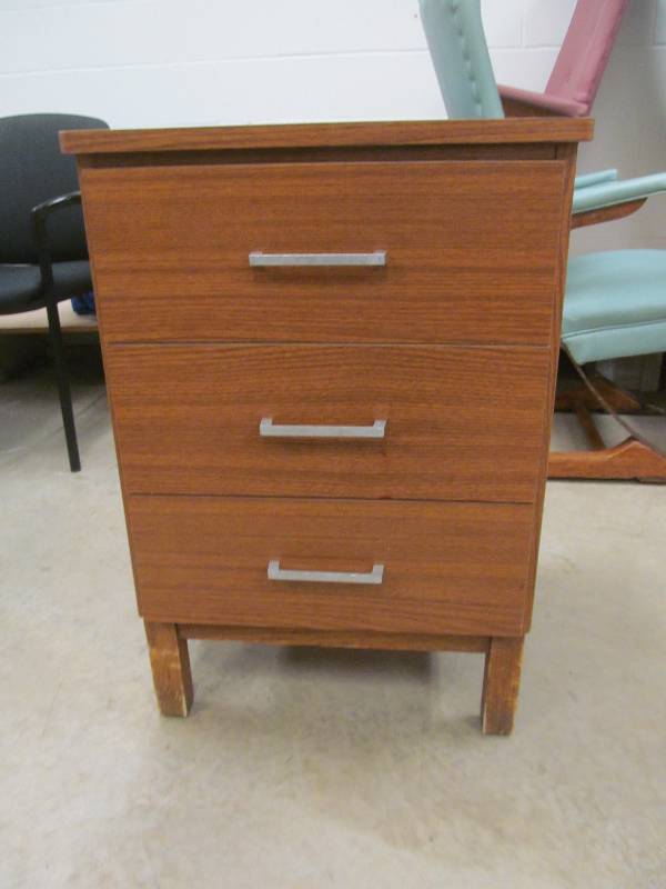 lot 581 image: Basement #2-3 Drawer nightstand