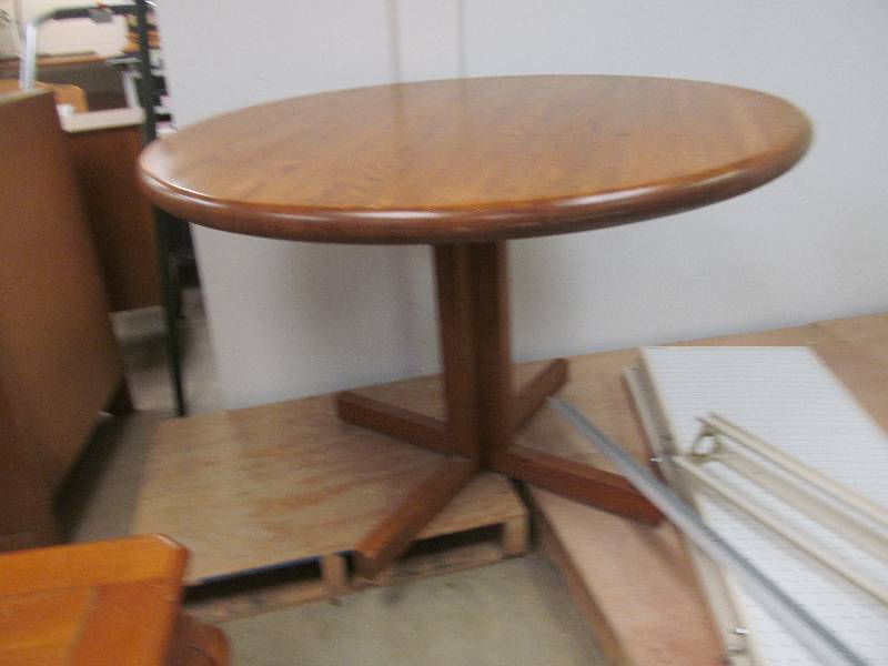 lot 585 image: Basement #2-Round Pedestal table