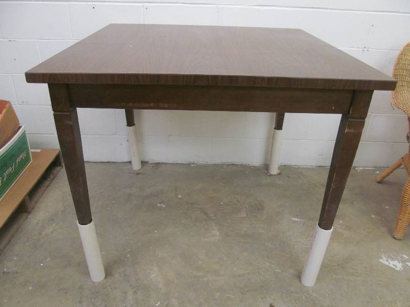 lot 589 image: Basement #2-Sqaure table