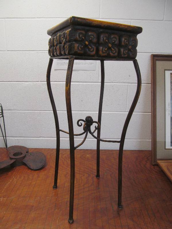 lot 598 image: Basement #2-Hall table metal